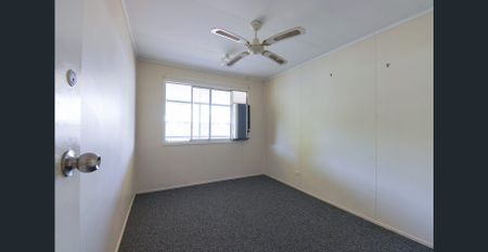 4 BEDROOM HOME CLOSE TO THE PARK! - Photo 3