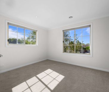 MODERN FAMILY LIVING IN THE HEART OF LAKE GARDENS - Photo 4