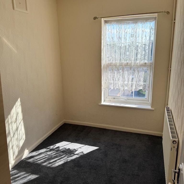 4 bedroom flat to rent - Photo 1
