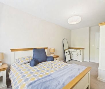 2 bedroom Flat in English Court, Wokingham - Photo 4
