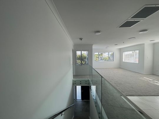 Modern 4-Bedroom Home in Mount Wellington - Photo 1
