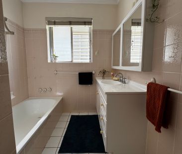 Holland Park West - Photo 1