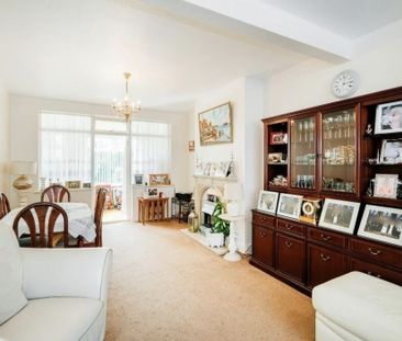 3 Bed Detached House, Crownfield Avenue, IG2 - Photo 4