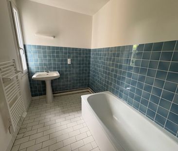 Location Appartement 3 pièces 64 m² Saint-Benoît-du-Sault - Photo 5