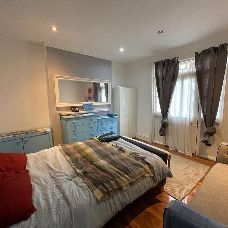 1 bedroom in a flat share to rent - Photo 1