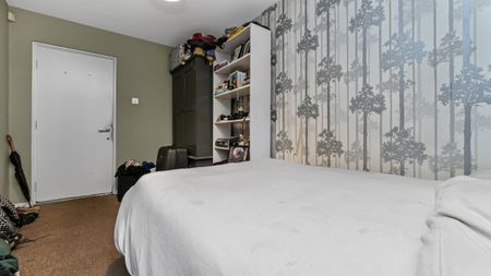 3 Bed flat with excelent transport links Room C - Photo 5