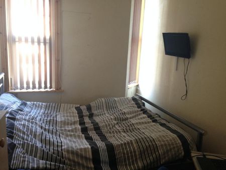 1 bedroom in a house share to rent - Photo 2