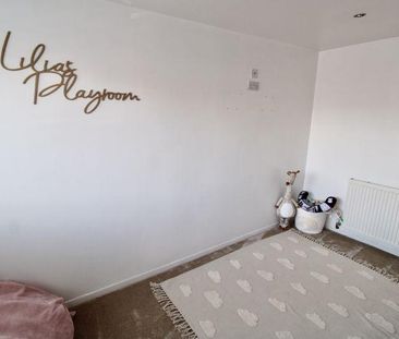 4 bedroom semi-detached house to rent - Photo 5