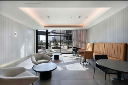 Modern, 2 bedroom 2 bathroom Unfurnished apartment - Photo 4