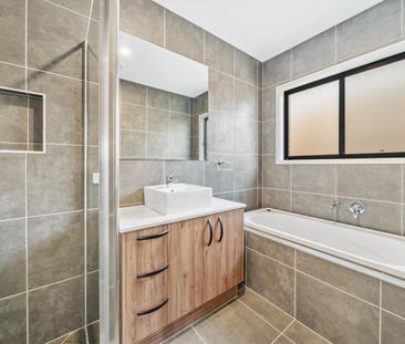 NEAR NEW LUXURY HOME WITH DUCTED AIR-CON - Photo 5