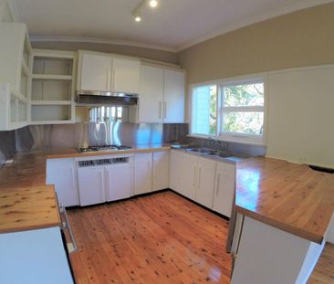 CLASSIC BEACH HOUSE - WALK TO EVERYTHING! - Photo 5