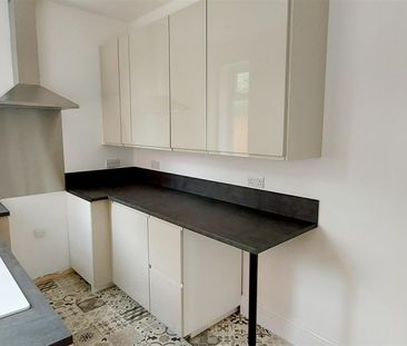2 bedroom Semi-detached house to rent - Photo 5