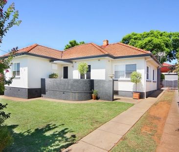 ***CENTRAL WEST TAMWORTH - Large Family Home - Photo 2