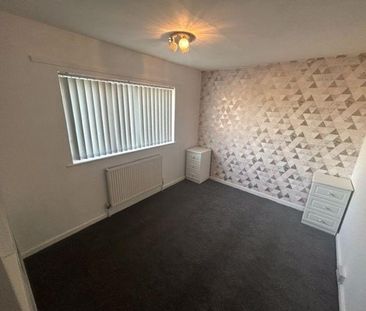 4 bedroom semi-detached house to rent - Photo 5