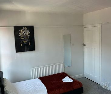 2 Bed Terraced House, Shakleton Road, CV5 - Photo 3