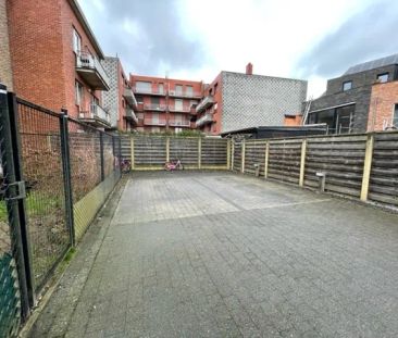 Ruim, sfeervol appartement met 2 slaapkamers, terras en een autosta... - Photo 1