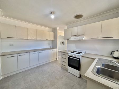 Luxurious Family Living with Space, Style & Comfort - Photo 3