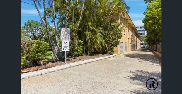 Convenient & Low-Maintenance Living in the Heart of Coorparoo 🏡 - Photo 1