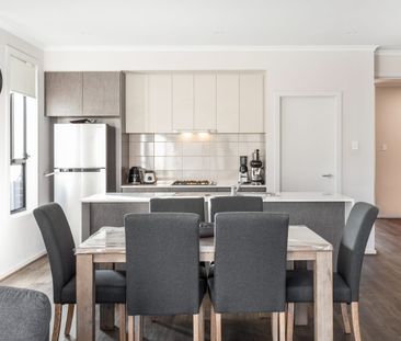 Stylish, Easy-Care Family Home! - Photo 3