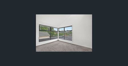 Modern Townhouse in Prime Location – Near Schools and Parklands - Photo 2