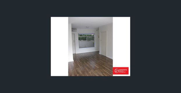 ONE BEDROOM APPARTMENT ONLY MINUTES FROM THE CITY - SET OPPOSITE A PEACEFUL PARK - Photo 1