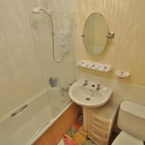 1 Bedroom Apartment To Let - Photo 2