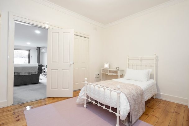 4 BEDROOM CENTRAL HOME - Photo 1