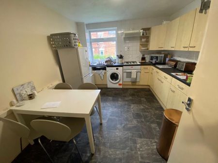 3 bedroom flat to rent - Photo 5