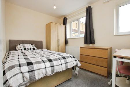 5 bedroom end of terrace house to rent - Photo 3