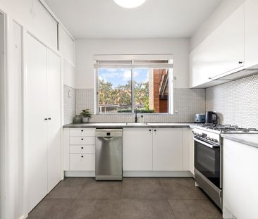 Stunning One Bedroom Apartment in the heart of Ivanhoe - Photo 3