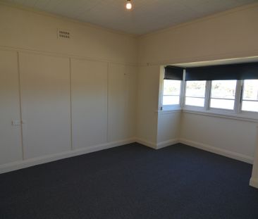 FANTASTIC VILLAGE HOME - Photo 4