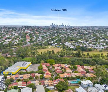 3 Bed Townhouse - Stunning Pool and BBQ - Photo 6