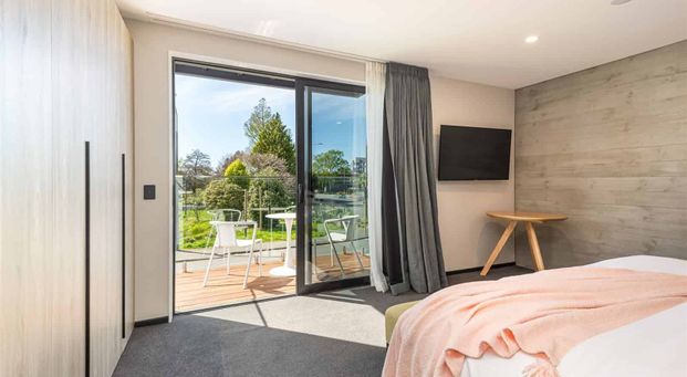 Stunning Fully Furnished Executive Inner City Apartments! - Photo 1