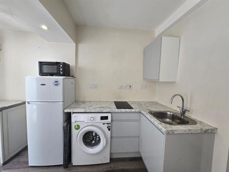 Studio to rent - Photo 2