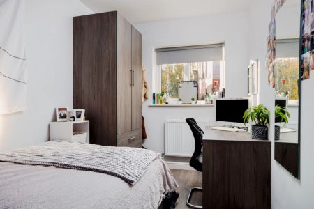 Four Bed Flat - Photo 3