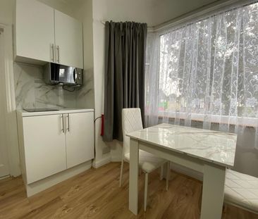 House share to rent in Whitchurch Lane, Edgware, HA8 - Photo 1
