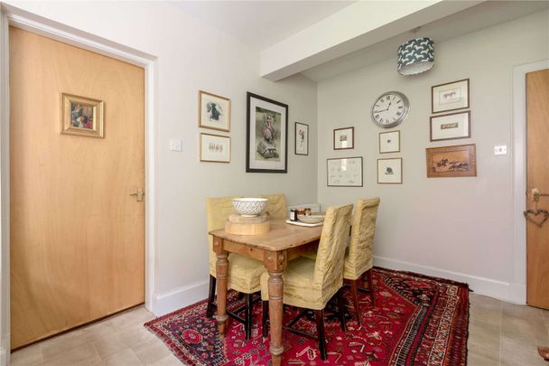 A lovely two bedroom mews house, available on an unfurnished basis. - Photo 1