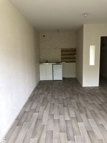 Studio de 31 m² avec balcon, cave et place de parking dans copropriété calme au centre ville. - Photo 2