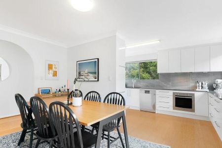 Light-Filled Boutique Apartment in Prime Coorparoo Location - Photo 2