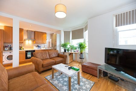 2 Bed Flat, Chestnut Road, SW20 - Photo 2
