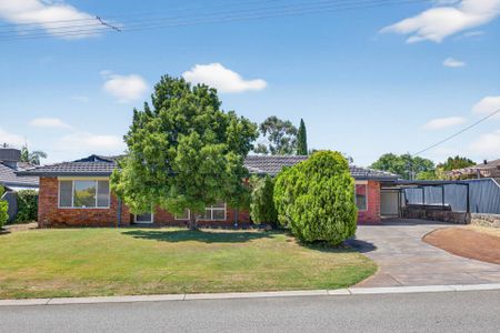 Family Living with Pool - Photo 4