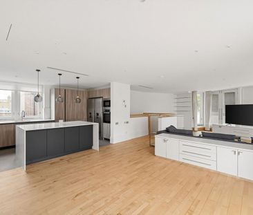 Bright duplex apartment with a roof terrace in Belgravia, SW1W. - Photo 2