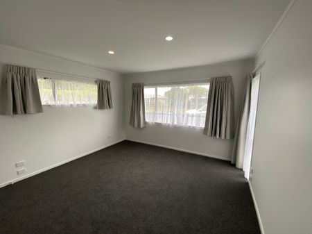 Beautifully Presented 2-Bedroom Unit in Prime Location! - Photo 2