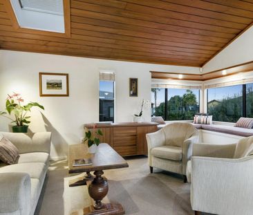 Sunny and light, brick and cedar townhouse - Photo 3