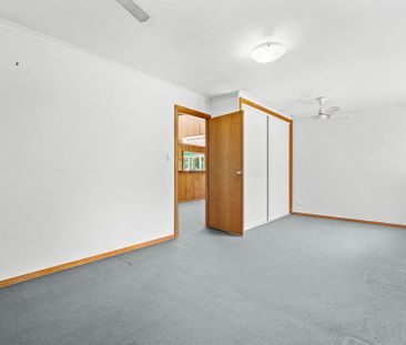 Family beach house quietly set in a sought-after enclave - Photo 1