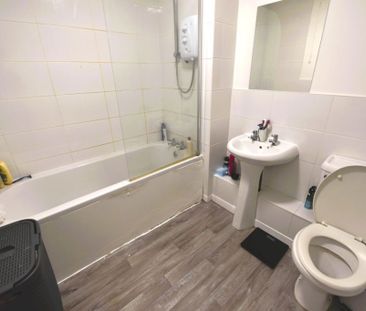 2 bedroom Flat in Flat 26, Leeds - Photo 4