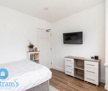 References Pending - 6 bed Semi-Detached House - Photo 6