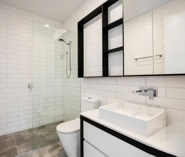 Modern townhouse in one of Melbourne's premier suburban locales! - Photo 4