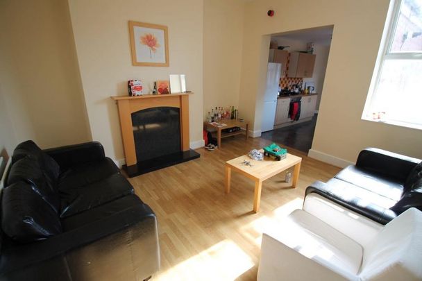 4 bedroom flat to rent - Photo 1