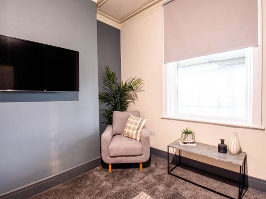 Westover Road (Room 6), Bramley, Leeds - Photo 1